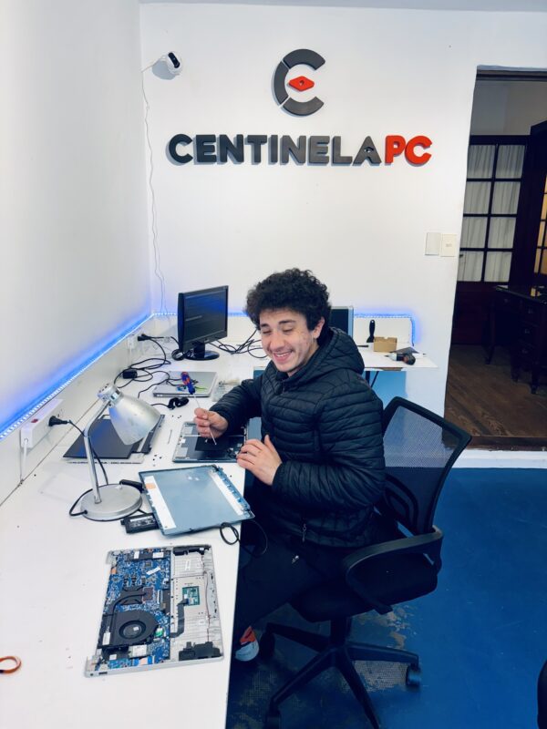 Técnico reparando notebook